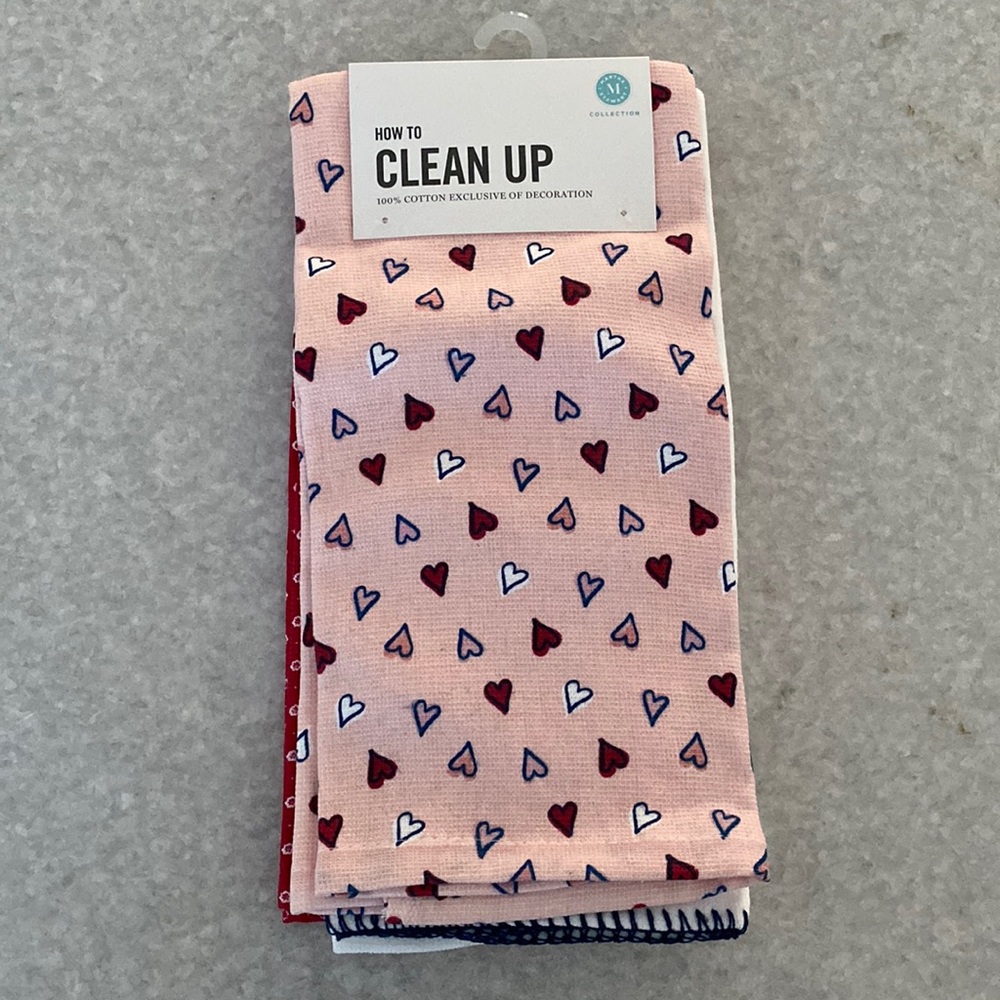 NWT Martha Stewart Collection Valentin’s kitchen towels